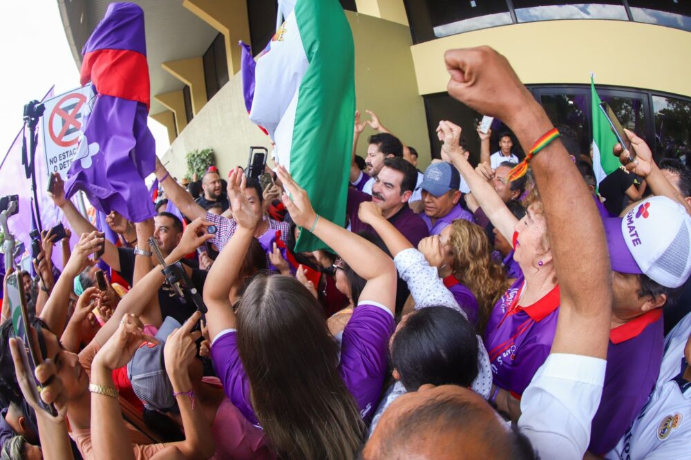 El precandidato de Súmate, Manfred Reyes Villa hace campana en Santa Cruz de la Sierra