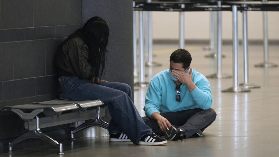 Migrantes colombianos deportados de Estados Unidos se sientan en el aeropuerto El Dorado a su llegada a Bogotá, Colombia, el martes 28 de enero de 2025. (Foto AP/Fernando Vergara)