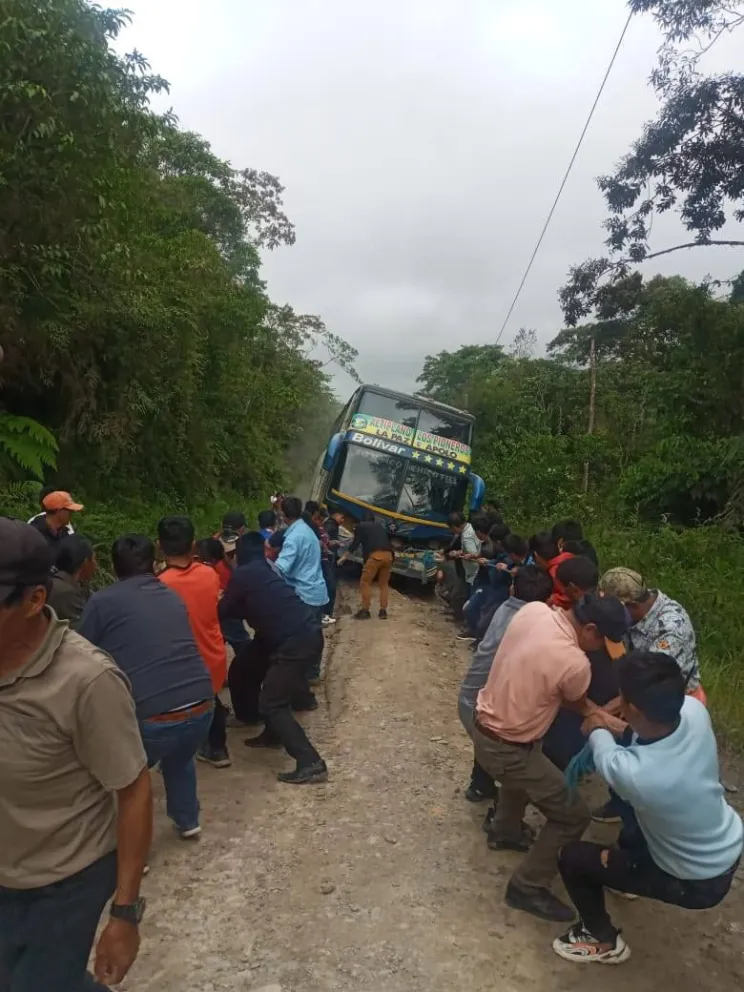 Pasajeros jalan una flota en en la carretera hacia Apolo. Foto: Radio Tv Apolo 86,9. canal 30