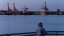 La Terminal Vancouver Centerm en el puerto de Vancouver, al otro lado de Burrard Inlet en North Vancouver, Columbia Británica, Canadá, el 31 de marzo de 2024.