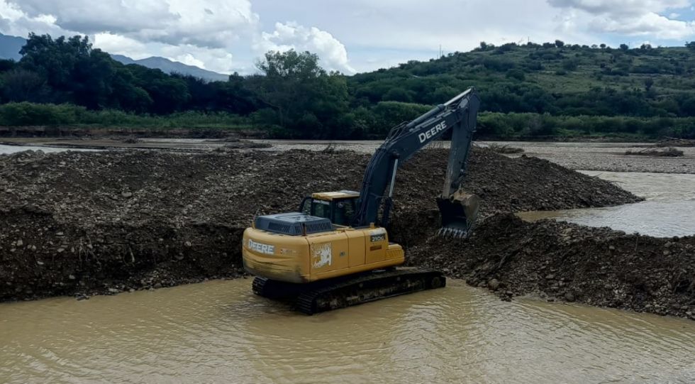 Reencauzan el río Camacho en Uriondo para evitar otro desborde 