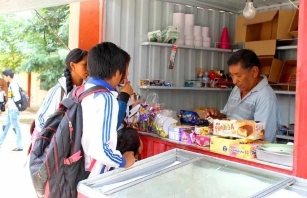 Foto referencial de estudiantes en un quiosco de un colegio tarijeño. Foto: El País de Tarija