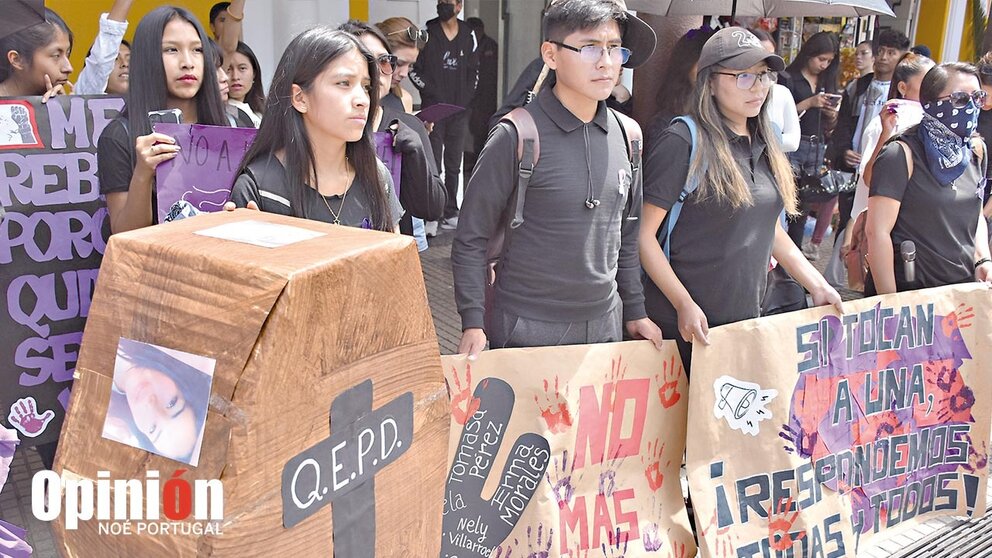 Un grupo de jóvenes protesta en Cochabamba contra los feminicidios y la violencia hacia las mujeres./ NOÉ PORTUGAL-ARCHIVO