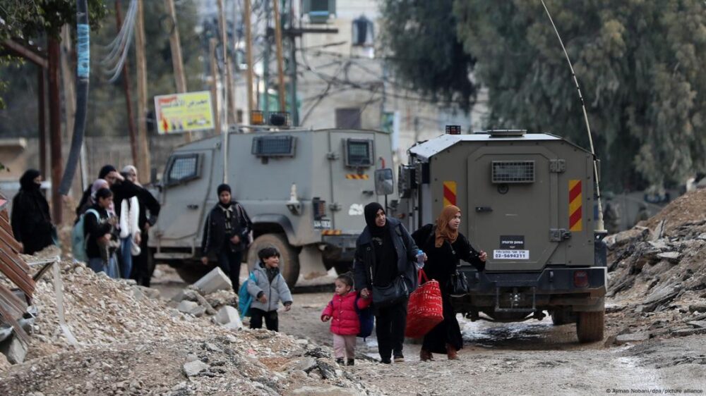 Familias palestinas cargan sus pertenencias mientras abandonan el campo de refugiados de Yenín, durante una operación militar israelí, en Cisjordania ocupada.