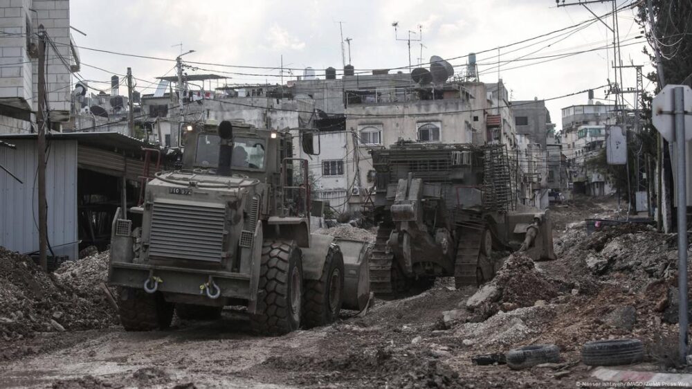 Las excavadoras militares israelíes destruyen la infraestructura del campamento de Tulkarem en Cisjordania. El ejército israelí lanzó una operación militar a gran escala contra la ciudad de Tulkarem y sus campamentos en Cisjordania.