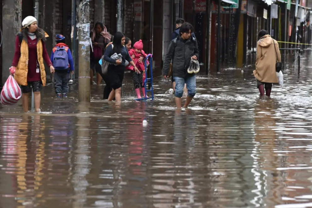 Las calles de Cochabamba se llenaron de agua tras las lluvias de la semana pasada. Foto: APG