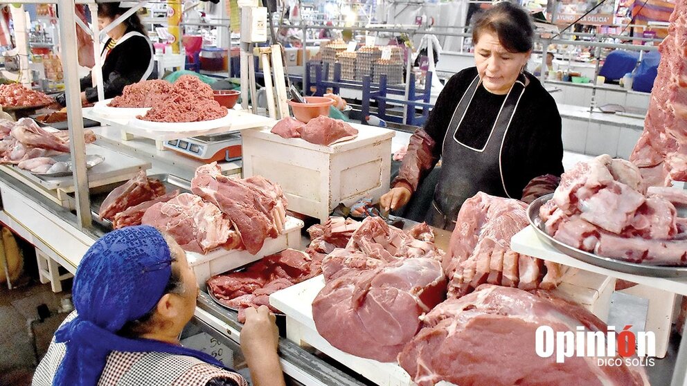 La comercialización de carne de res en el mercado 25 de Mayo, este 3 de febrero./ DICO SOLÍS