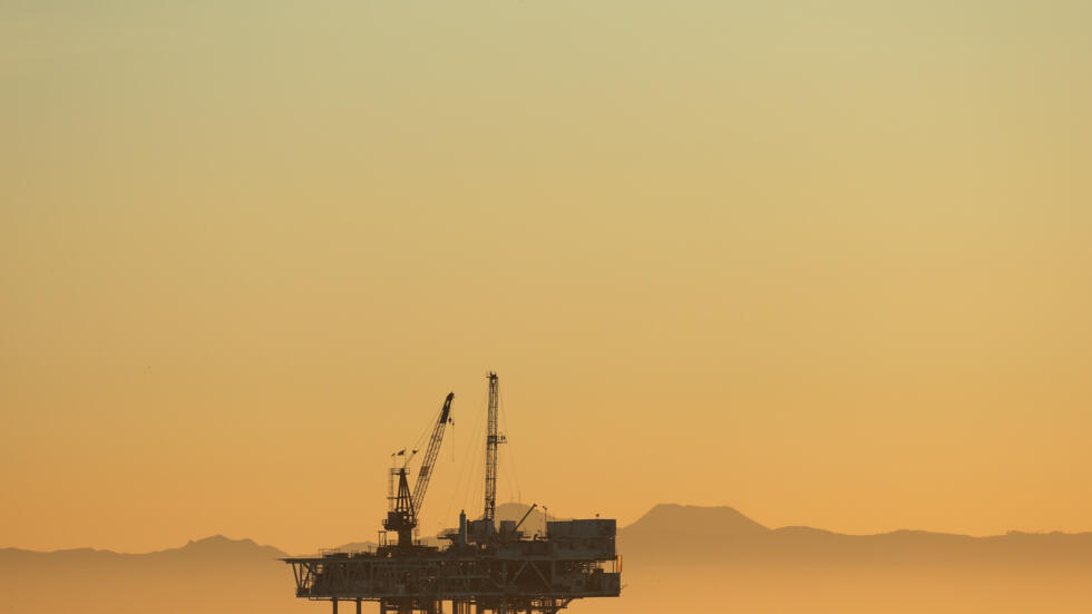 Una gaviota vuela por encima de la plataforma petrolera y de gas en alta mar Esther en la distancia el 5 de enero de 2025 en Seal Beach, California