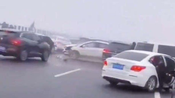 Caos en China: más de 100 autos involucrados en un choque masivo sobre un puente congelado