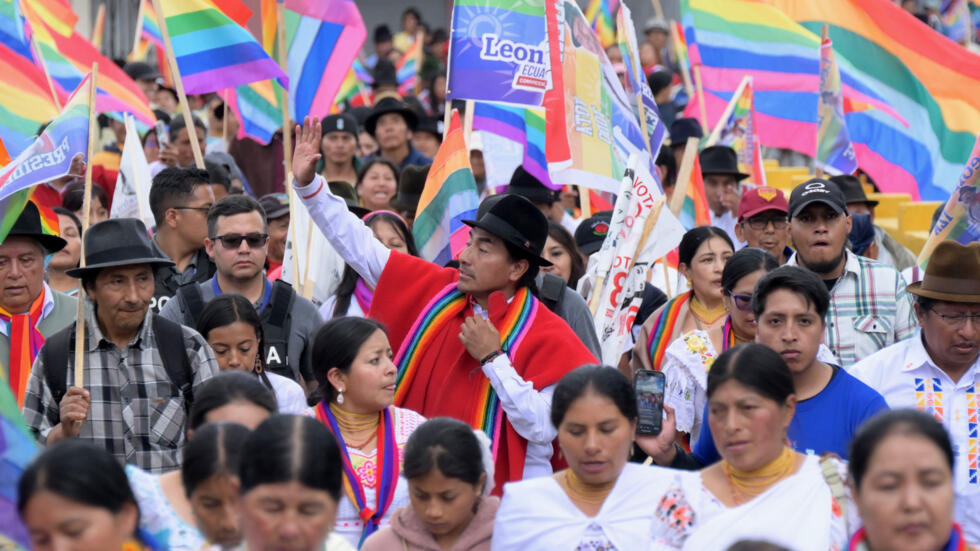 El candidato a la presidencia de Ecuador por el Movimiento de Unidad Plurinacional Pachakutik, Leonidas Iza (C), saluda a sus simpatizantes durante un mitin en el centro de Otavalo, provincia de Imbabura, Ecuador, el 29 de enero de 2025.