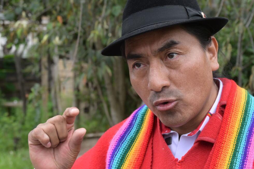 El candidato a la presidencia de Ecuador por el partido indigenista de izquierdas Pachakutik Leonidas Iza habla durante una entrevista con AFP en Otavalo, Ecuador, el 29 de enero de 2025.