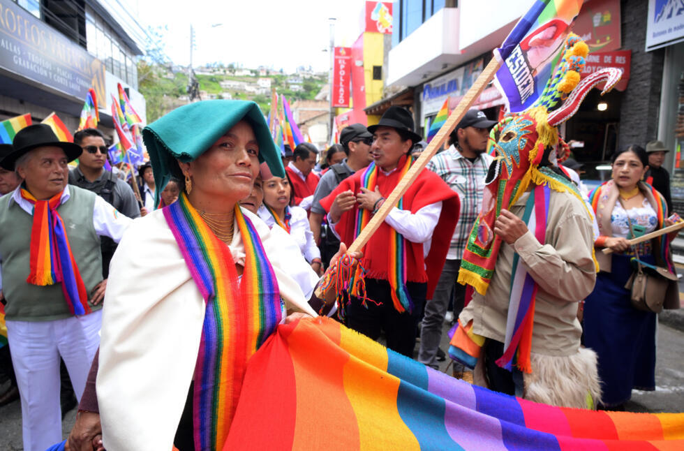 Indígenas caminan junto al candidato a la presidencia de Ecuador por el Movimiento de Unidad Plurinacional Pachakutik, Leonidas Iza (C) durante un mitin en el centro de Otavalo, provincia de Imbabura, Ecuador, el 29 de enero de 2025.