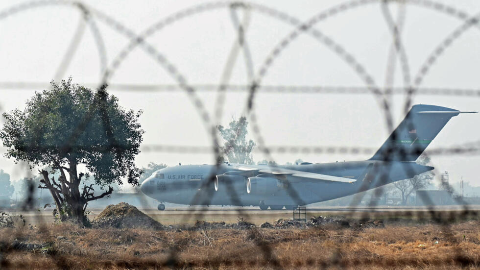 Un avión de la Fuerza Aérea de EEUU con migrantes indios deportados aterriza en el aeropuerto internacional de Amritsar, el 5 de febrero de 2025 al norte de India