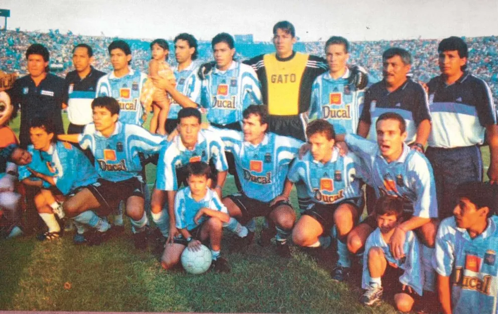 El plantel del club Blooming que jugó la Copa Libertadores de 1999. Foto: archivo internet