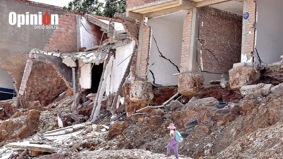 Una niña camina delante de una casa afectada por la falla geológica en Takoloma, este 5 de febrero./ DICO SOLÍS