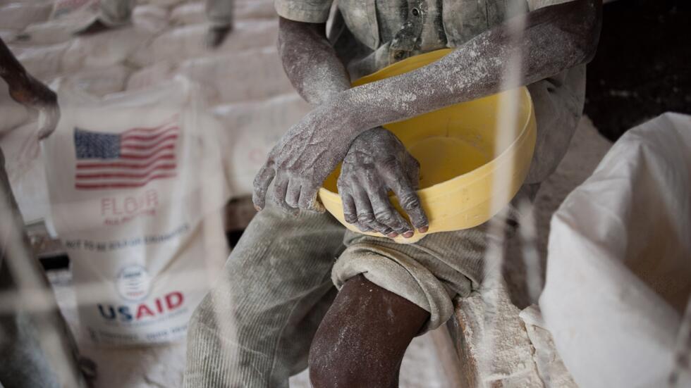 Un trabajador humanitario reparte harina suministrada por la Usaid en un centro de refugiados cerca de Dadaab, en Kenia, en una imagen de archivo de 2011