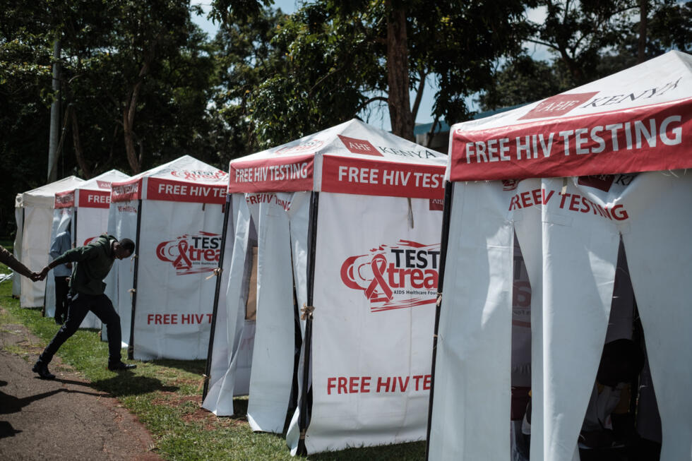 Carpas para realizar test de VIH instalados en la Universidad de Nairobi, en Kenia, en una imagen de archivo de 2017