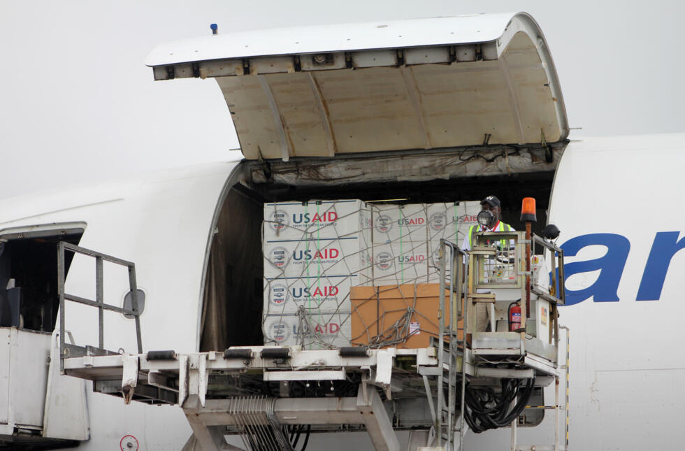 En esta imagen de archivo de 2014, se ve a operarios descargando equipamiento médico enviado por la Usaid a Liberia para combatir el ébola