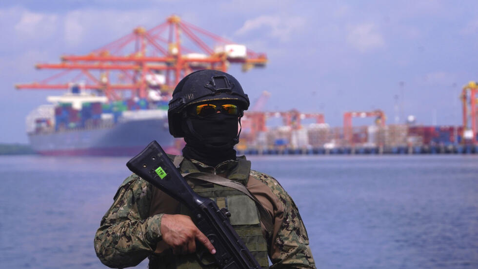 Un soldado monta guardia en el puerto de Contecon en Guayaquil, Ecuador, el 5 de febrero de 2025.