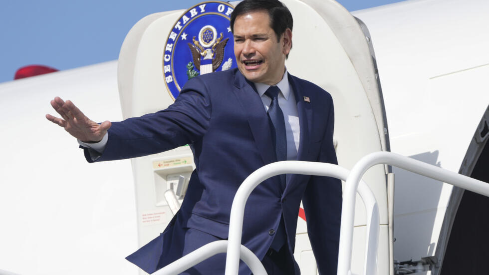 El secretario de Estado de EEUU, Marco Rubio, se despide en el aeropuerto internacional de Pacífico, en Ciudad de Panamá, el 3 de febrero de 2025