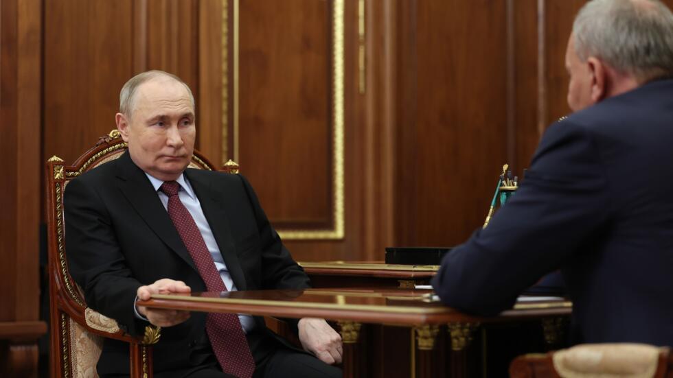 El presidente ruso, Vladimir Putin, reunido en Moscú con el entonces jefe de la agencia espacial Roscosmos, el 11 de marzo de 2024