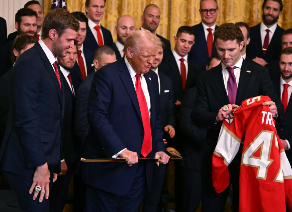 El presidente de Estados Unidos, Donald Trump, recibe una camiseta y un palo de hockey de manos de los  campeones de la Copa Stanley de la NHL 2024, los Florida Panthers, el 3 de febrero de 2025 en Washington DC