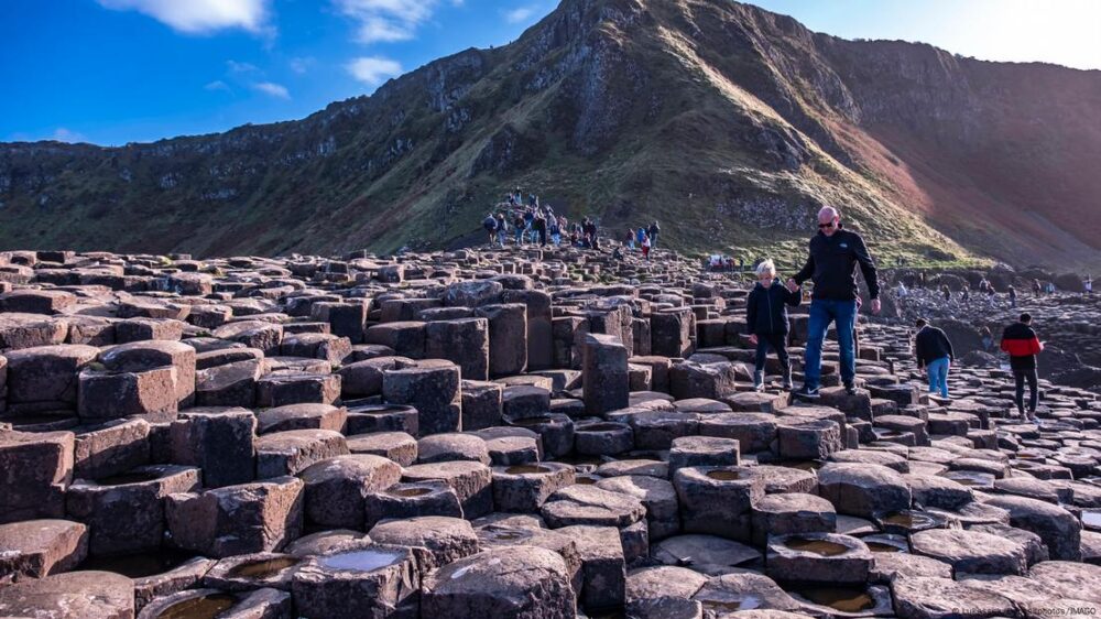 La Calzada de los Gigantes en Irlanda del Norte, con sus impresionantes columnas hexagonales, demuestra que la naturaleza puede crear patrones geométricos regulares sin intervención humana.