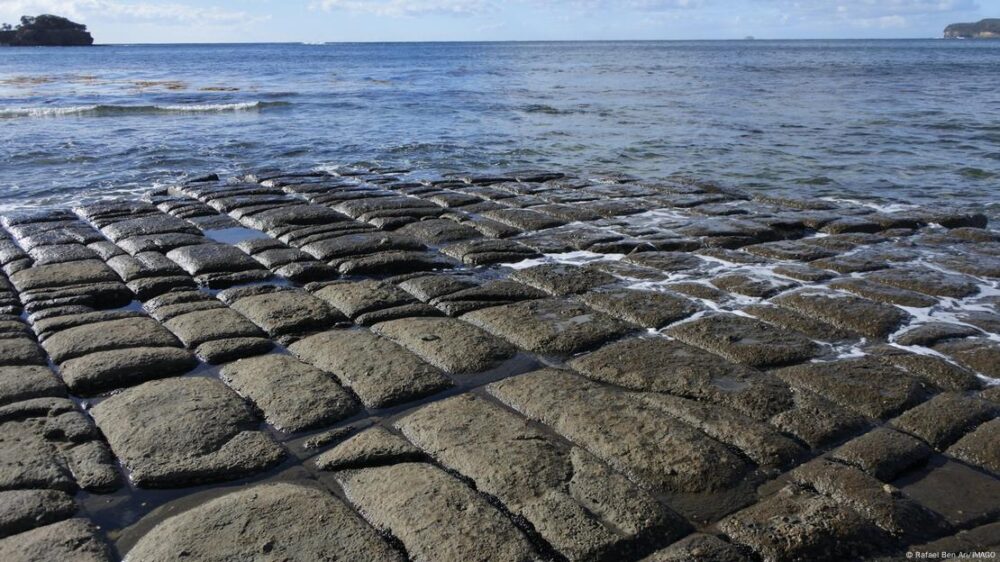 Formadas hace 300 millones de años en Tasmania, estas rocas cuadradas perfectas de Eaglehawk Neck son un ejemplo de cómo la naturaleza puede crear geometrías que parecen artificiales.