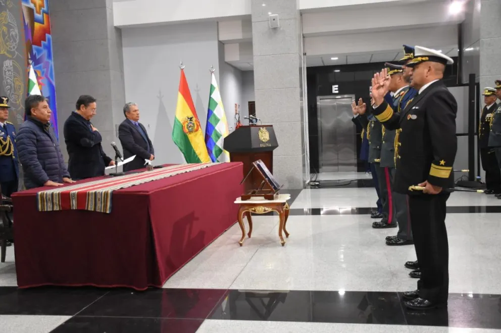 Personal militar jura a sus cargos ante el presidente del Estado, Luis Arce. Foto: APG