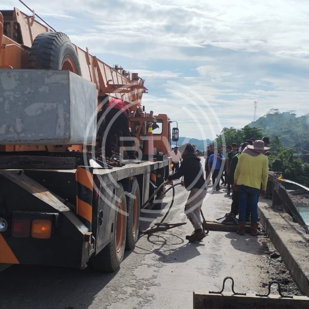 Rescatan el cuerpo sin vida de un hombre que quedó atrapado en un camión que cayó al río Chimoré