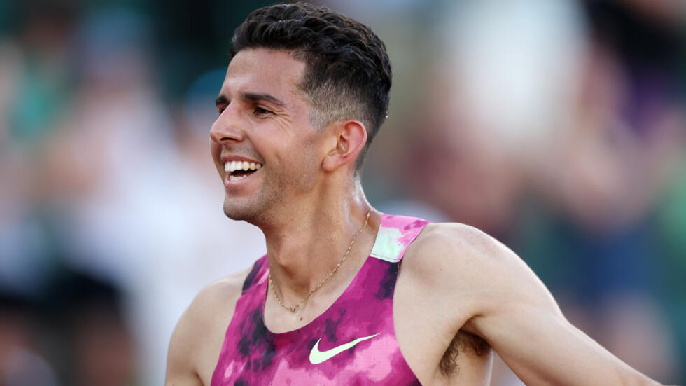 El estadounidense Grant Fisher fijó un nuevo récord mundial de 3.000m en pista cubierta el 8 de febrero de 2025