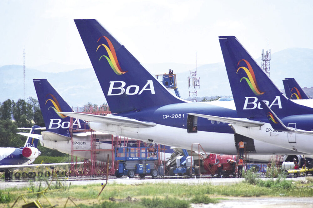 Boliviana de Aviación es la línea aérea bandera del país, opera desde 2007; en los últimos años es cuestionada por retrasos y fallas técnicas