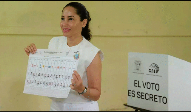 González emitió su voto en Canuto, una población rural de la provincia de Manabí en donde la candidata creció. Foto: El Diario AR.