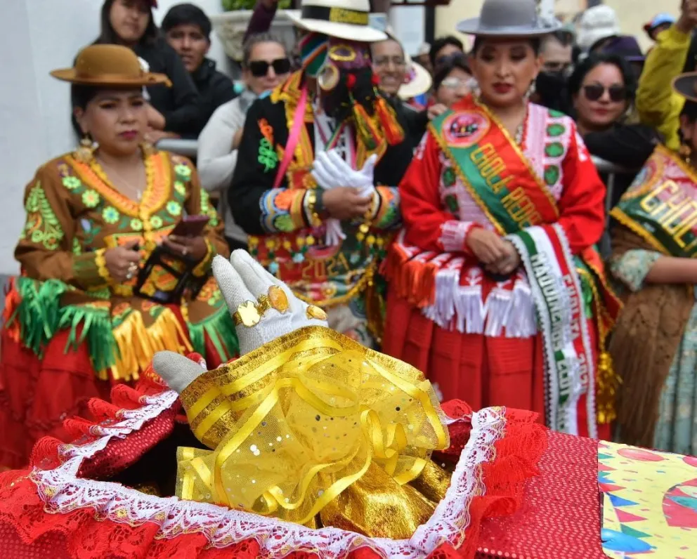 El personaje deja el ataúd para reencontrarse con el chuta y la cholita. Foto: APG