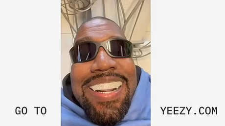 Kanye West filma un extraño comercial de Super Bowl para vender camisetas con esvástica