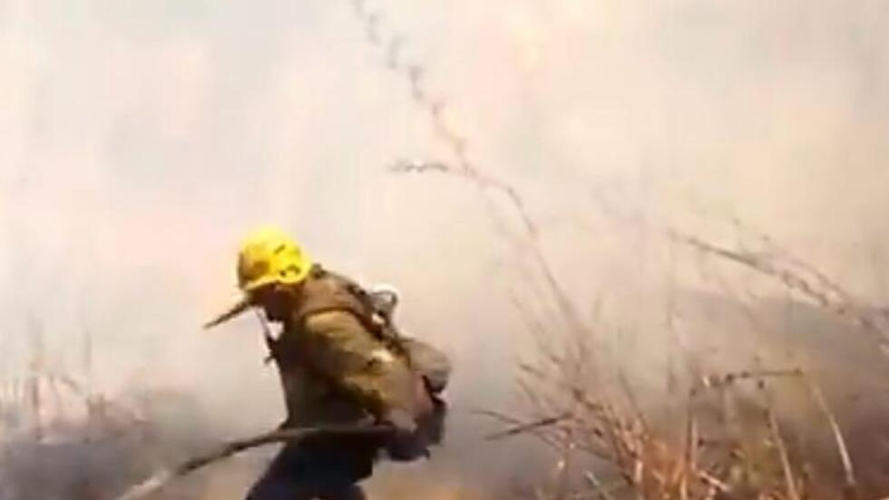 Bombero combatiendo el incendio forestal en la Paragonia argentina.