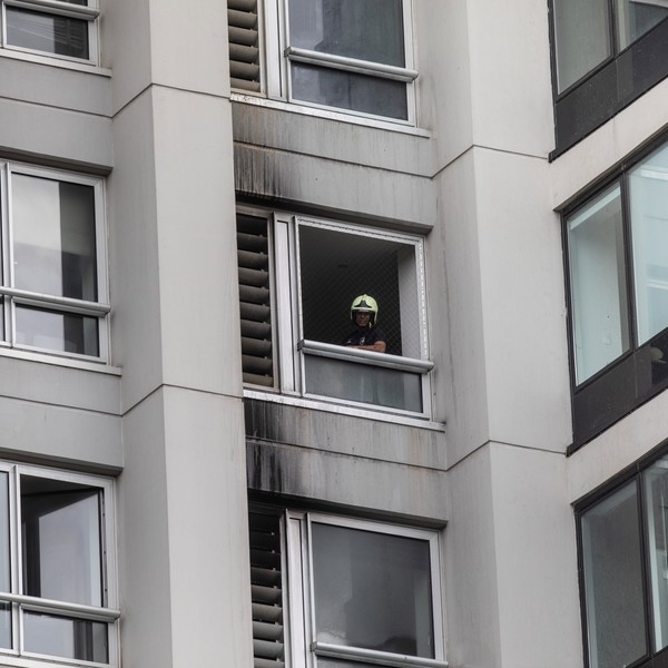 Incendio en una torre de Puerto Madero. Foto Xinhua