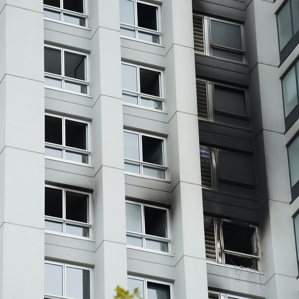 Incendio en una Torre en Puerto Madero. Torre Renoir II, en Marta Lynch 551. Foto Maxi Failla.