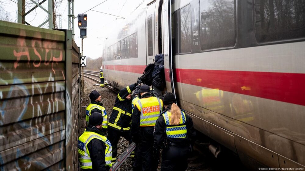 La policía ayuda a evacuar a los pasajeros. 