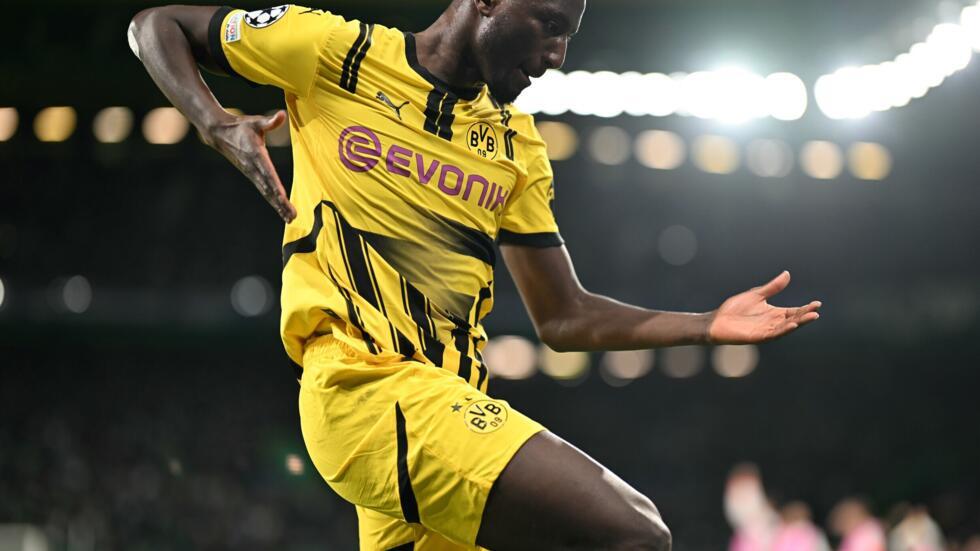 El atacante guineano del Borussia Dortmund Sehrou Guirassy celebra su gol en la ida del 'play-off' de acceso a octavos de final de Liga de Campeones contra el Sporting de Lisboa, el 11 de febrero de 2025 en Lisboa