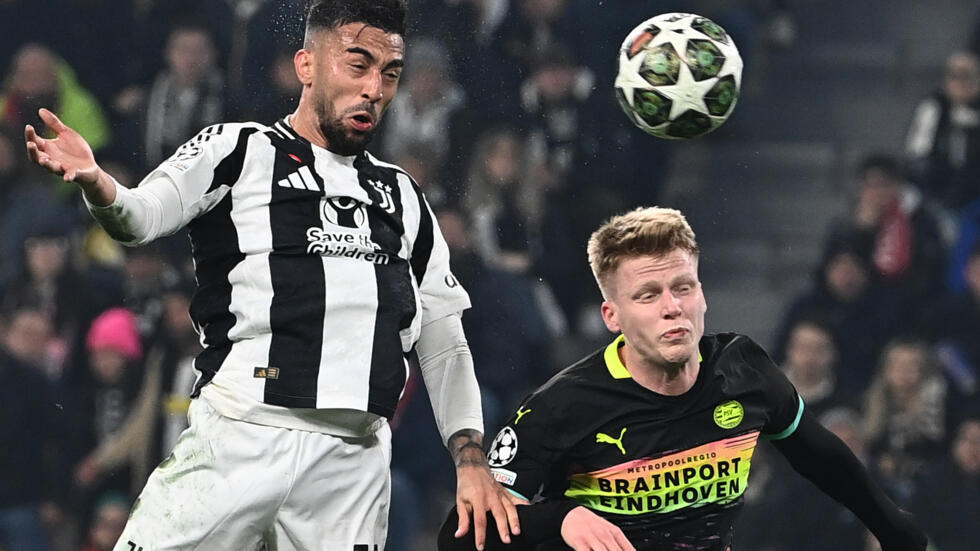 El delantero argentino de la Juventus Nicolás González (izquierda) pugna por el balón con el volante neerlandés del PSV Eindhoven Jerdy Schouten durante el partido del play-off a octavos de Champions en el Allianz stadium de Turín, el 11 de febrero de 2025