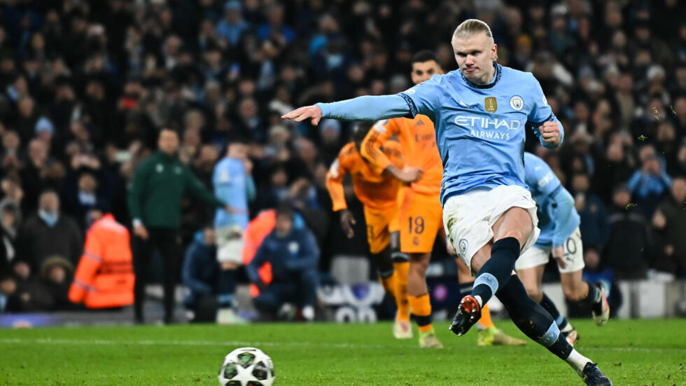 El atacante noruego del Manchester City, Erling Haaland, marca de penal el segundo tanto de su equipo ante el Real Madrid, el 11 de febrero de 2025