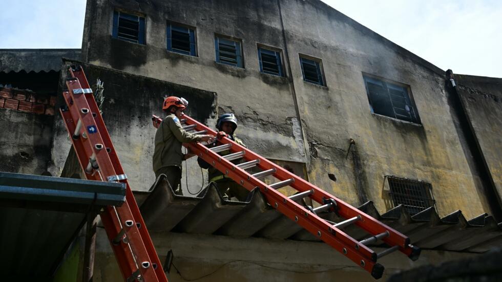 Los bomberos se retiran tras extinguir el incendio en la fábrica de disfraces del complejo Cidade do Samba de Río de Janeiro el 12 de febrero de 2025