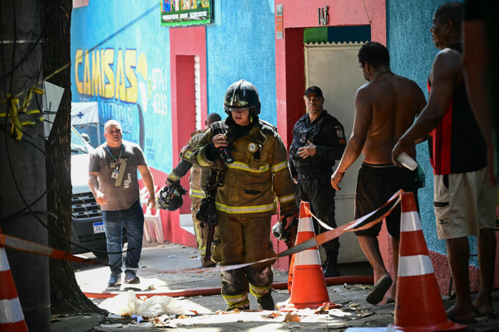 Los bomberos se retiran tras extinguir el incendio en la fábrica de disfraces del complejo Cidade do Samba de Río de Janeiro el 12 de febrero de 2025