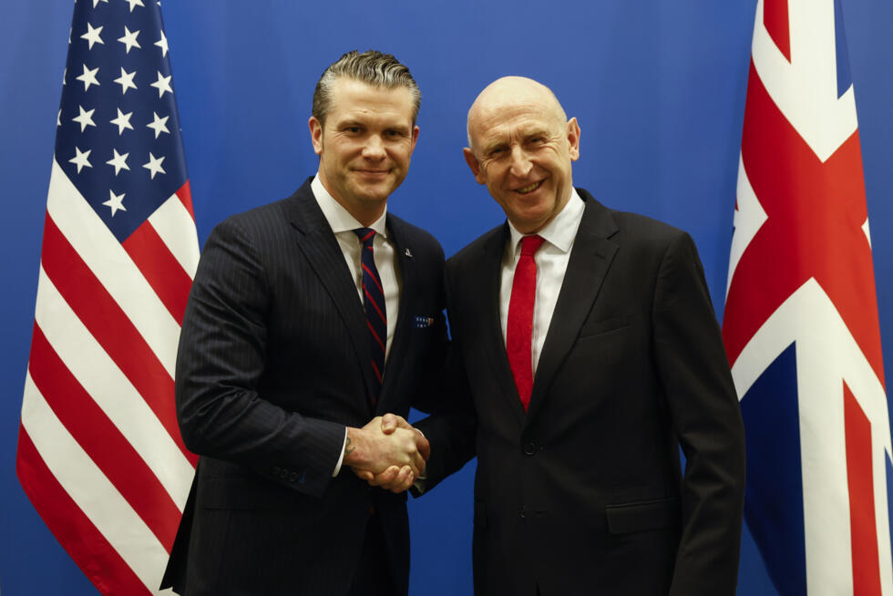 El secretario de Defensa de Estados Unidos, Pete Hegseth (izq.), estrecha la mano de su homólogo de Reino Unido, John Healey, el 12 de febrero de 2025 en la sede de la OTAN, en Bruselas