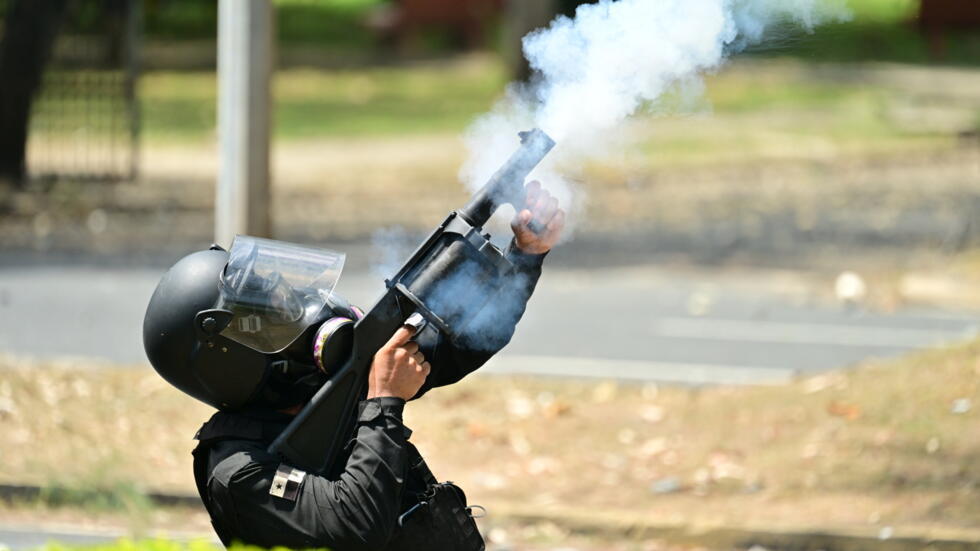 Un policía antidisturbios dispara gases lacrimógenos contra manifestantes que protestaban contra un proyecto que eleva la edad de jubilación, en Ciudad de Panamá, el 12 de febrero de 2025