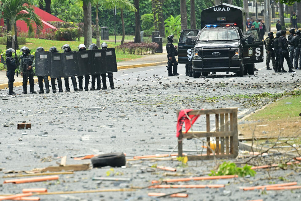 Agentes de la policía antidisturbios toman posiciones durante una protesta contra un proyecto de ley que se debate en la Cámara de Diputados para aumentar tres años la edad de jubilación, en Ciudad de Panamá, el 12 de febrero de 2025