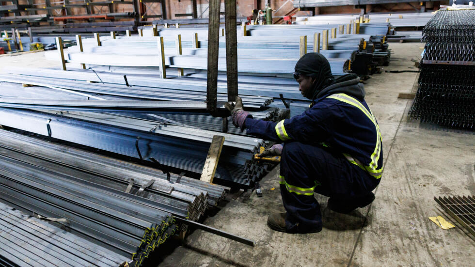 Un trabajador mueve unos productos en una proveedora de acero en Toronto el 11 de febrero de 2025