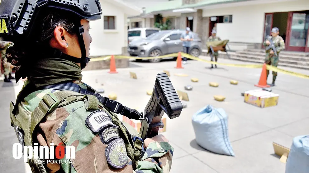 El director de la FELCN de Cochabamba, hizo la presentación de los últimos casos de interdicción al narcotráfico realizados en el departamento./ NOÉ PORTUGAL