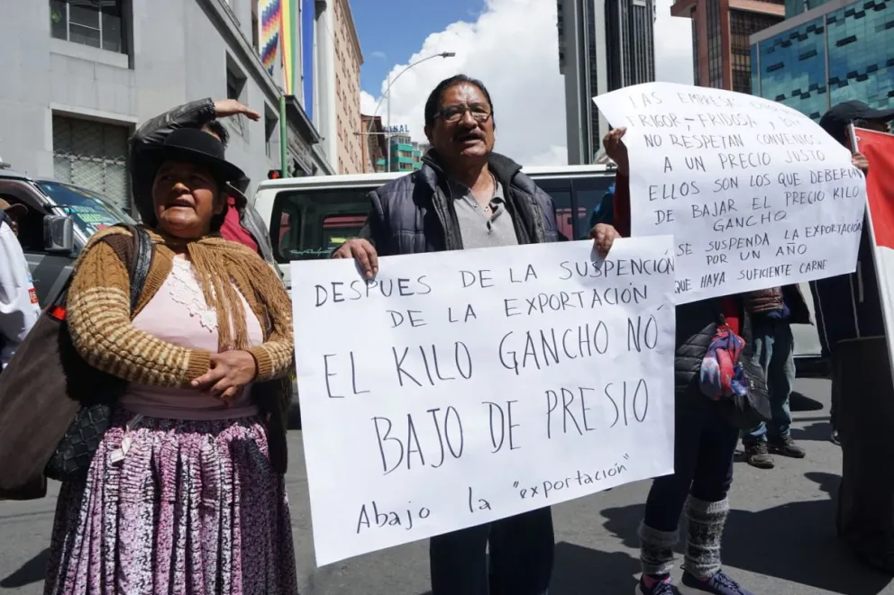 Carniceros de La Paz protestan frente al Palacio de Comunicaciones en el centro de La Paz. Foto: APG